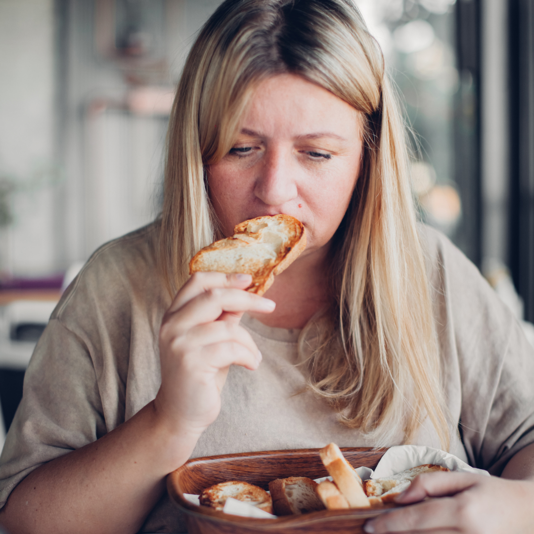 Manger ses émotions, c'est utiliser la nourriture comme réponse à un état intérieur — le stress, l'ennui, la tristesse, la solitude, ou même parfois la joie débordante. Ce n'est pas une question de gourmandise ou de manque de volonté. C'est un mécanisme de survie que votre cerveau a mis en place, souvent depuis l'enfance, pour gérer ce qui déborde en vous. La nourriture, et particulièrement le sucre, déclenche une libération de dopamine — l'hormone du plaisir. En quelques secondes, elle apaise. En quelques minutes, la culpabilité arrive. Et le cycle recommence, encore et encore. Ce cycle, je l'ai vu chez des dizaines de femmes que j'accompagne à Nogent-sur-Marne et en ligne. Et je l'ai moi-même traversé.